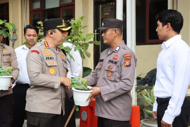 
					Bibit Pohon Jadi Simbol Apresiasi, Kapolresta Pekanbaru Gagas Hadiah Ramah Lingkungan.
