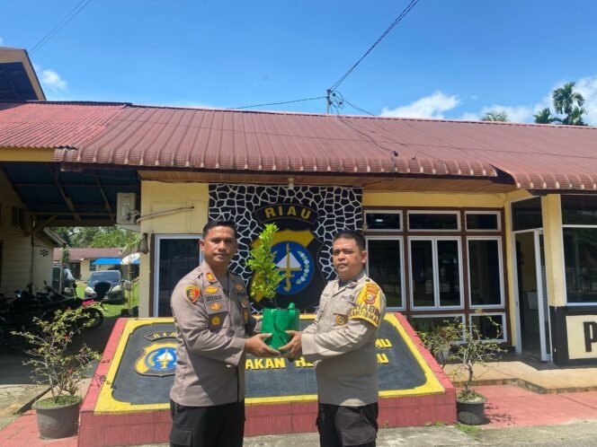 
					Kapolsek Singingi Tunjukkan Apresiasi Lewat Aksi Penghijauan di Momen Ulang Tahun Anggota