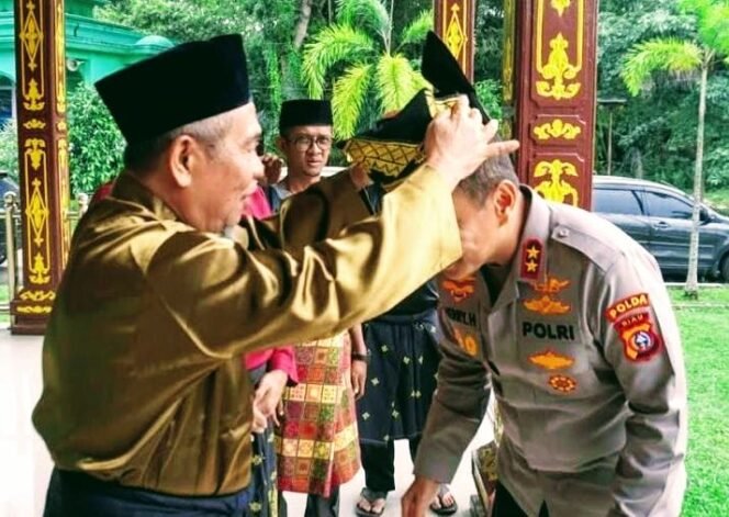 
					Tanjak di Kepala, Marwah di Hati: Langkah Awal Kapolda Riau Menyapa Tanah Melayu.