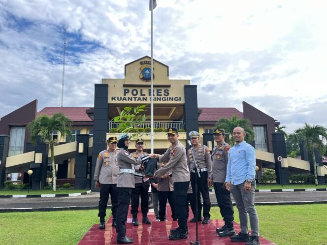 
					Kapolres Kuansing Beri Hadiah Bibit Pohon ke Personil Yang Berulang Tahun