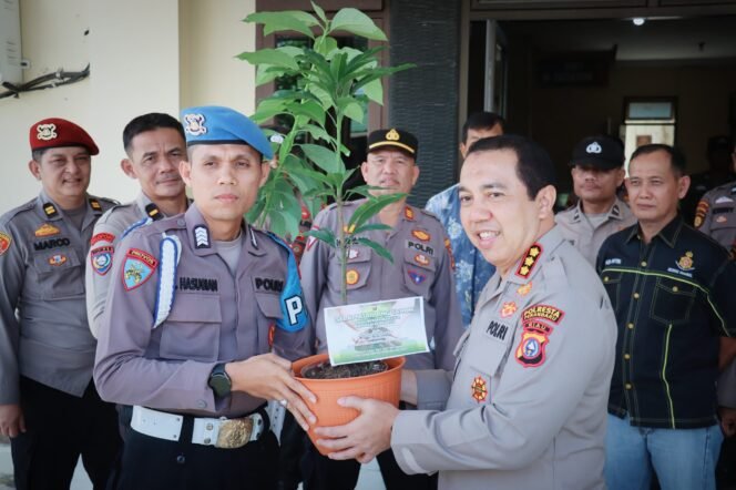 
					Kapolresta Pekanbaru Tinjau Polsek Rumbai Pesisir, Tanam Pohon dan Pererat Kebersamaan.