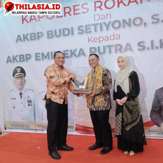 
					Pisah Sambut Kapolres Rohul, Kalapas Pasir Pangarayan Beri Kenang-Kenangan Hasil Karya WBP Kepada AKBP Budi Setiyono.