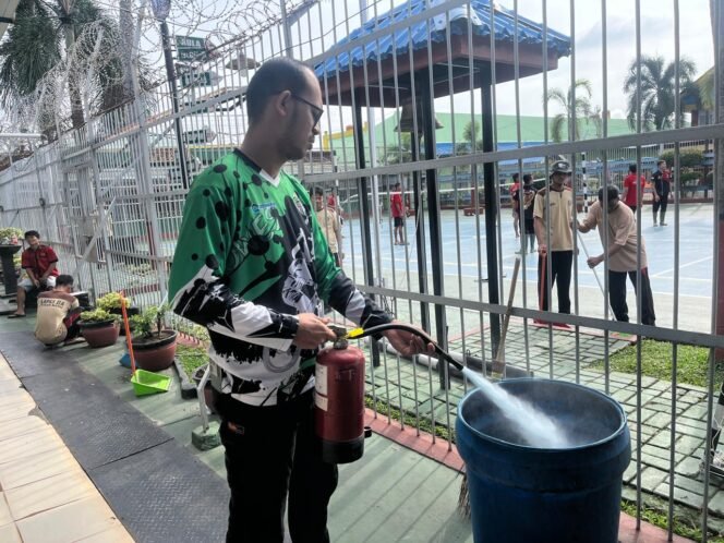 
					Perawatan dan Pengecekan APAR, Salah Satu Langkah Preventif Antisipasi Kebakaran Pada Lapas Pekanbaru.