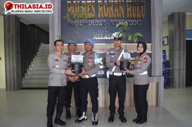 
					Perdana AKBP Emil Beri Bibit Pohon Kepada Personel Berulang Tahun, Wujud Nyata Komitmen Pelestarian Alam.