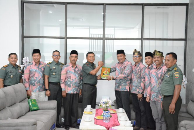 
					Danrem 031/Wira Bima Terima FKUB Riau: Sinergi Jaga Kerukunan, Tegakkan Keadilan Sosial.