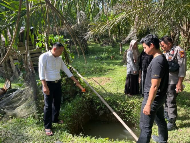 
					Polsek Pangean Lakukan Olah TKP Terkait Kasus Anak Tenggelam di Lobang Galian Belakang Rumah Warga Desa Sukaping