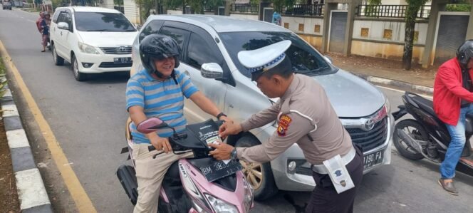 
					Sat Lantas Polres Kuansing Lakukan Kampanye Keselamatan, Bagikan Brosur dan Stiker Tertib Berlalu Lintas.