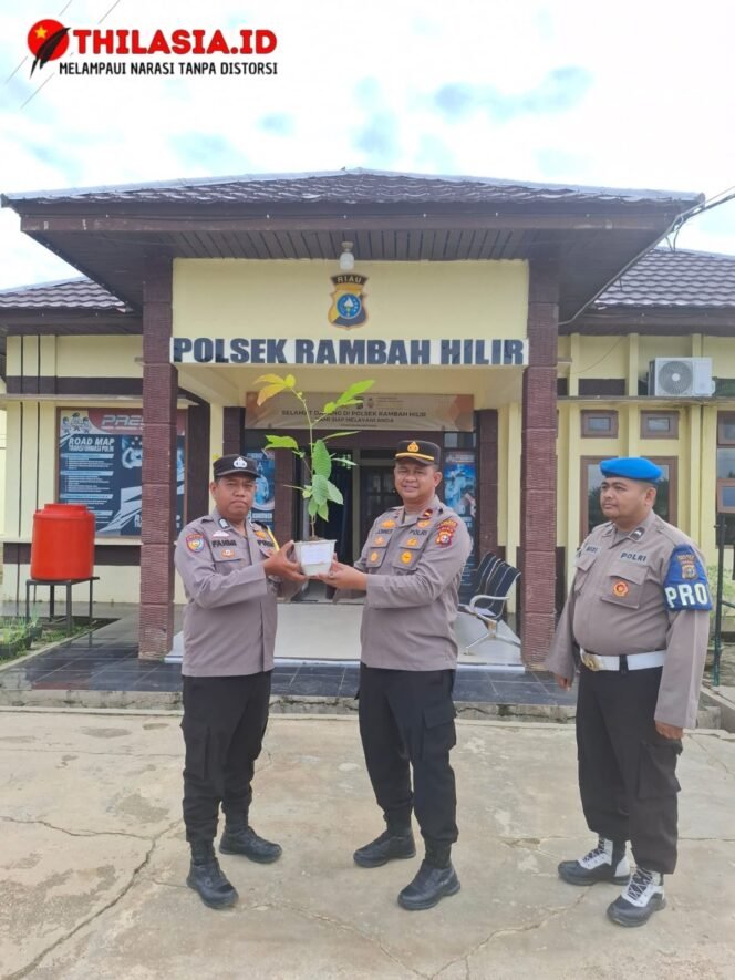 
					Ulang Tahun Personil Jadi Momen Hijau, Kapolsek Rambah Hilir Hadiahkan Pohon Matoa.