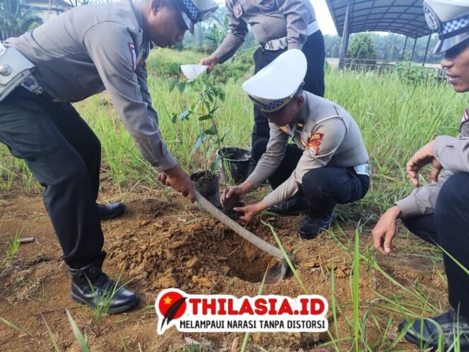 
					Sat Lantas Polres Rohul Laksanakan Penanaman Pohon, Dukung Program Kapolda Riau Untuk Penghijauan.