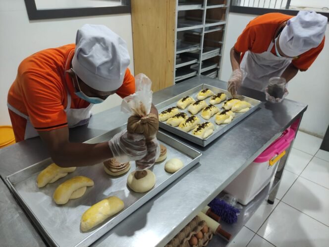 
					Produktivitas di Balik Jeruji, Roti Kayna Salah Satu Bukti Keberhasilan Pembinaan Kemandirian di Lapas Kelas IIA Pekanbaru.