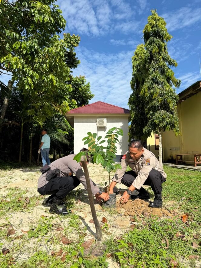 
					Polsek Logas Tanah Darat Tanam Bibit Pohon Sirsak Dukung Program Penghijauan dan Kelestarian Alam