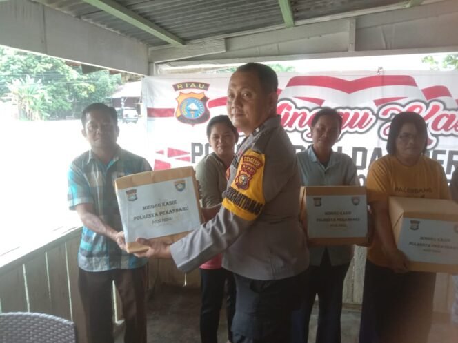 
					Polresta Pekanbaru dan Polsek Tenayan Raya Gelar Program “Minggu Kasih” di Kecamatan Kulim 