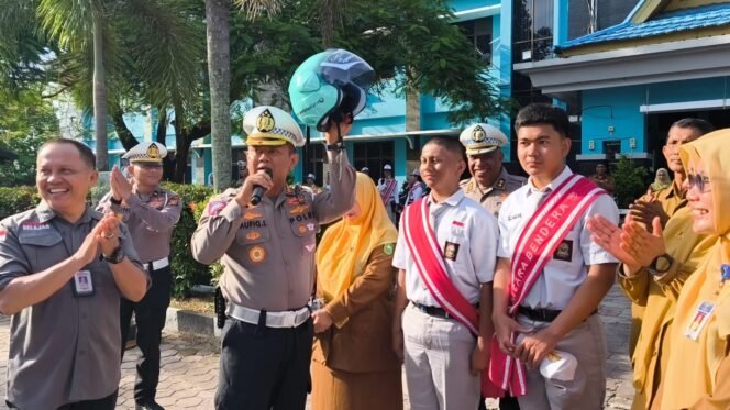 
					Dirlantas Polda Riau Pimpin Kegiatan Police Goes to School di SMAN 8 Pekanbaru