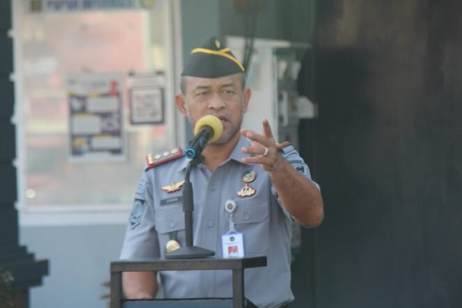 
					Melalui Apel Pagi Senin Kalapas Amanatkan Untuk Terus Menjaga Integritas dan Kedisplinan Dalam Bekerja