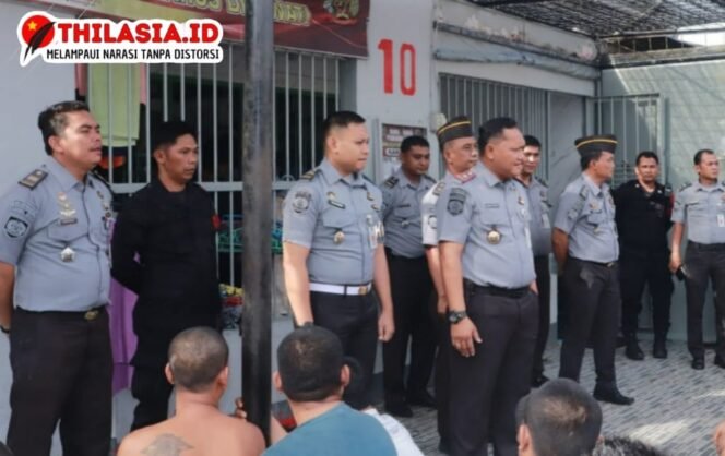 
					Pimpin Penggeledahan, Kalapas Pasir Pangaraian dan Jajaran Periksa 8 Kamar Hunian.