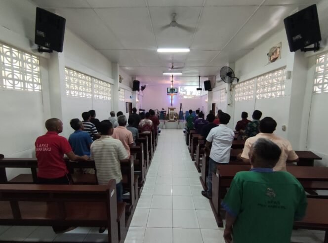 
					Semangat Kebangkitan dan Harapan Baru, Warga Binaan Lapas Pekanbaru Ikuti Ibadah Paskah Dengan Khidmat.