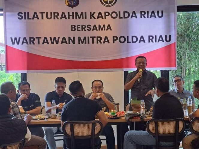 
					Silahturahmi Kapolda Riau dan Danrem 031/WB Bersama Wartawan Mitra Polda Riau