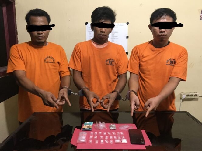 
					Tiga Tersangka Ditangkap Polsek Ujung Batu Dalam Kasus Peredaran Narkoba, Serta Amankan Barang Bukti 7,54 Gram Jenis Sabu.
