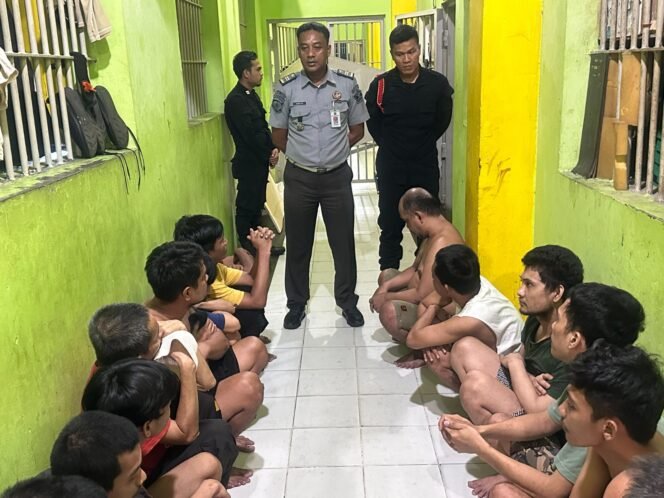
					Jaga Situasi Aman dan Kondusif, Lapas Pekanbaru Gelar Razia Kamar Hunian Warga Binaan.