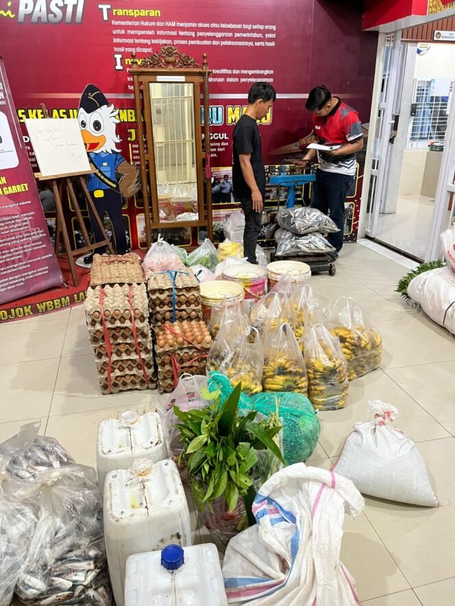 
					Penuhi Kebutuhan Gizi Warga Binaan, Petugas Lapas Pekanbaru Lakukan Pemeriksaan Bahan Makanan.