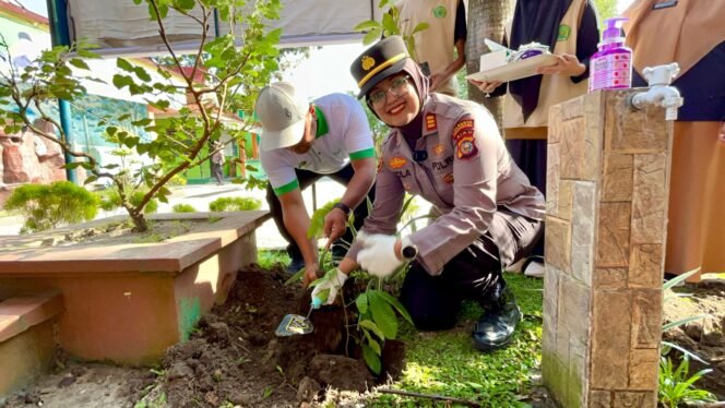 
					Penanaman Satu Juta Pohon Matoa di MTsN 1 Pekanbaru, Kapolsek Limapuluh Ajak Siswa Cinta Lingkungan.