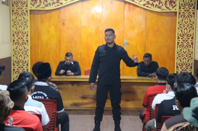 
					Langkah Preventif Cegah Gangguan Kamtib, Plh Kepala KPLP Lapas Pekanbaru Berikan Pengarahan Kepada Tamping Warga Binaan.