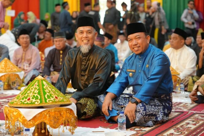 
					Husni Merza Sambut Menteri Kehutanan Raja Juli Antoni, dan Ikuti Prosesi Adat Tepuk Tepung Tawar.