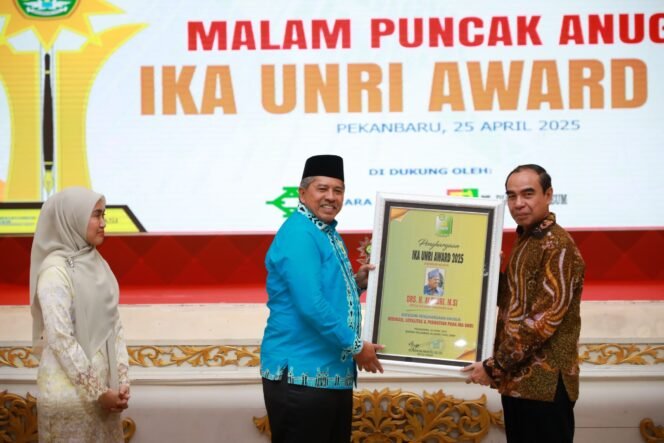
					Malam Puncak Anugerah IKA UNRI Award 2025, Bupati Siak Raih Penghargaan Khusus.