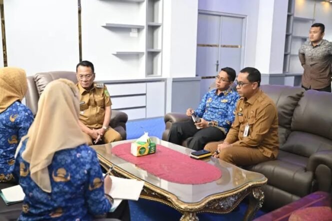 
					Bupati Rohil H. Bistamam Terima Kunjungan Kepala BPOM Dumai Bahas Pengawasan Pangan dan Obat