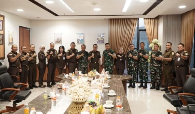 
					Kajati Riau Beserta Seluruh PJU Menerima Kunjungan Pangdam I Bukit Barisan Dalam Rangka Silaturahmi