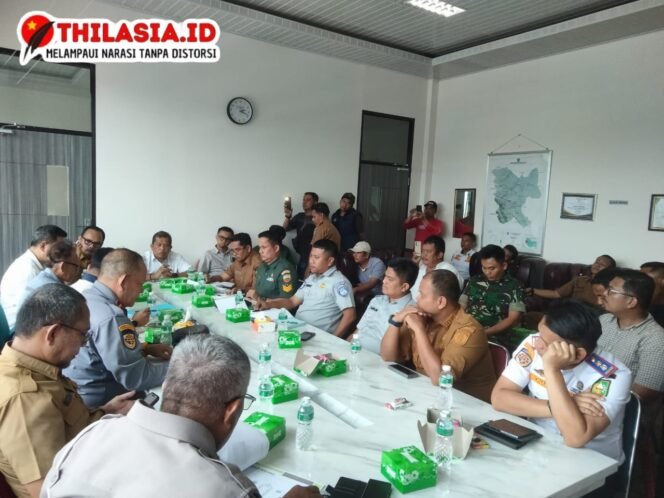 
					Sinergi dengan Pemerintah, Polsek Ujungbatu Turut Hadiri Rakor Penutupan Jembatan Sungai Rokan.