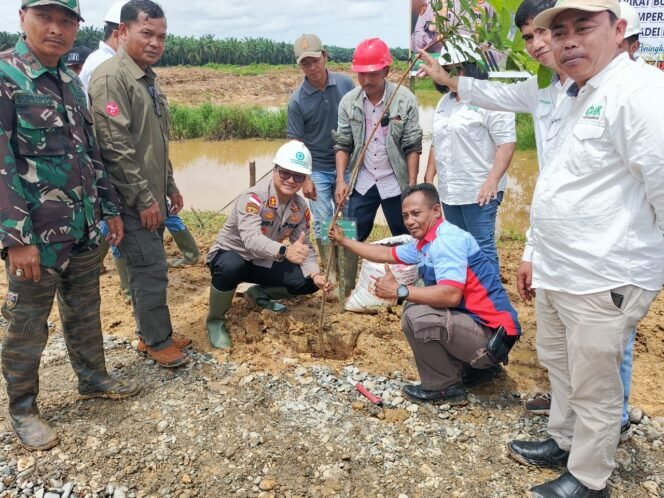 
					Peringati May Day 2025, Serikat Buruh PT. Adei Gelar Syukuran dan Penanaman Pohon Bersama Kapolres Bengkalis.