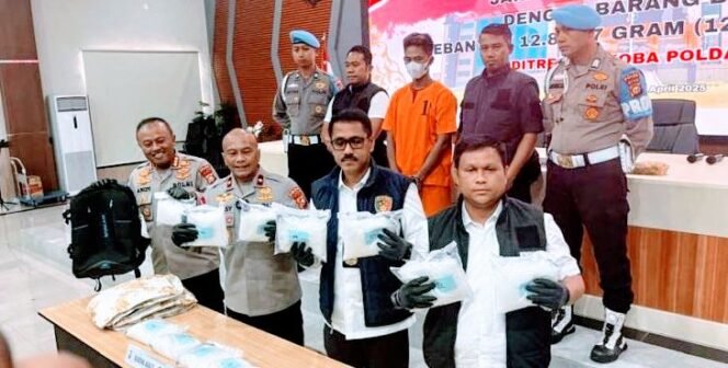 
					Polda Riau Gagalkan Penyelundupan Sabu Rp 12,8 M Lewat Jalur Laut, Kurir Internasional Ditangkap.