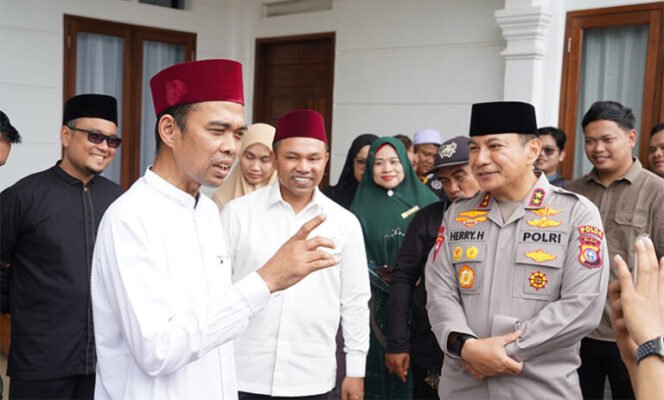 
					Kapolda Riau dan Gubernur Wahid Bersilaturahmi ke UAS, Suasana Akrab Diwarnai Balas Pantun.