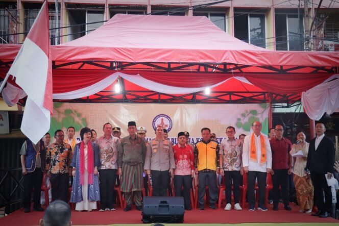 
					Ribuan Umat Buddha Ikuti Pawai Waisak 2569 BE/2025 di Pekanbaru, Kapolresta: Wujud Kearifan Lokal dan Perekat Persatuan.