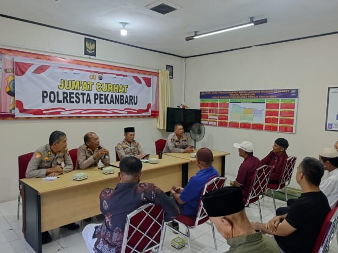 
					Polsek Senapelan Gelar “Jum’at Curhat”, Tampung Aspirasi Warga Demi Kamtibmas Kondusif.