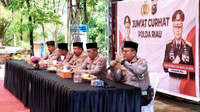 
					Polda Riau Jawab Harapan Masyarakat dalam Kegiatan Jumat Curhat di Taman Rekreasi Alam Mayang