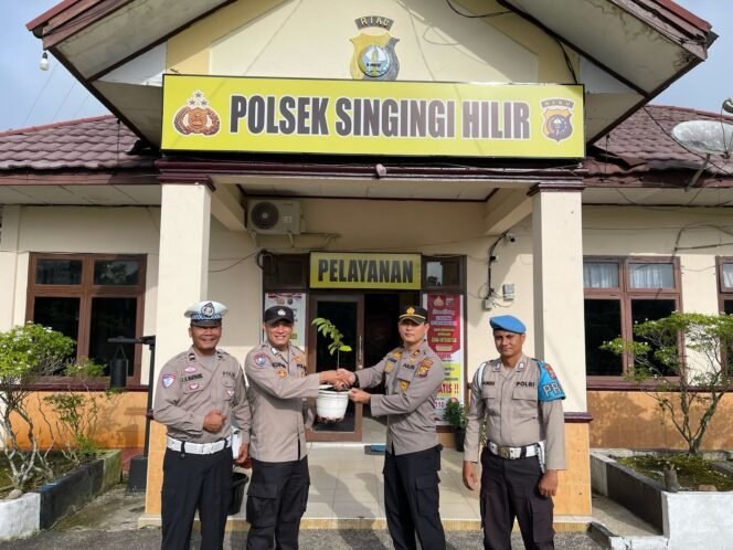 
					Polsek Singingi Hilir Berikan Bibit Pohon Kepada Personel yang Berulang Tahun, Wujud Dukungan Program Penghijauan.