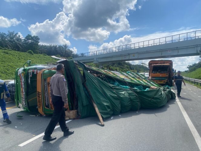 
					Cepat Tanggap di Jalan Tol: Sat PJR Polda Riau Evakuasi Laka & Himbau Pengemudi Lebih Disiplin