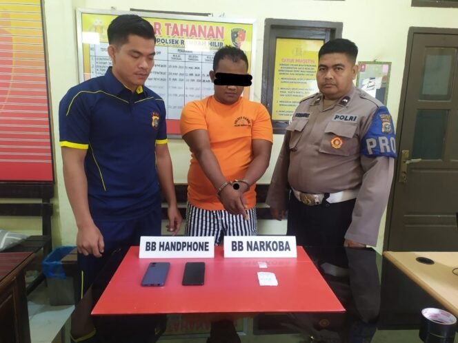 
					Kapolsek Rambah Hilir Ringkus DK, Diduga Bandar Narkoba di Kebun Sawit.