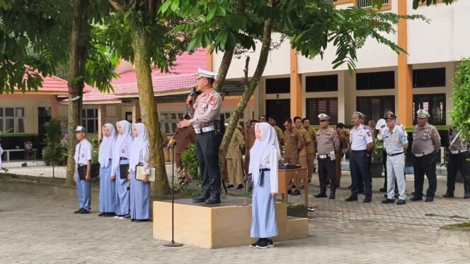 
					Dirlantas Polda Riau Pimpin Upacara di SMKN 7 Pekanbaru, Sosialisasikan Tertib Lalu Lintas dan Green Policing.