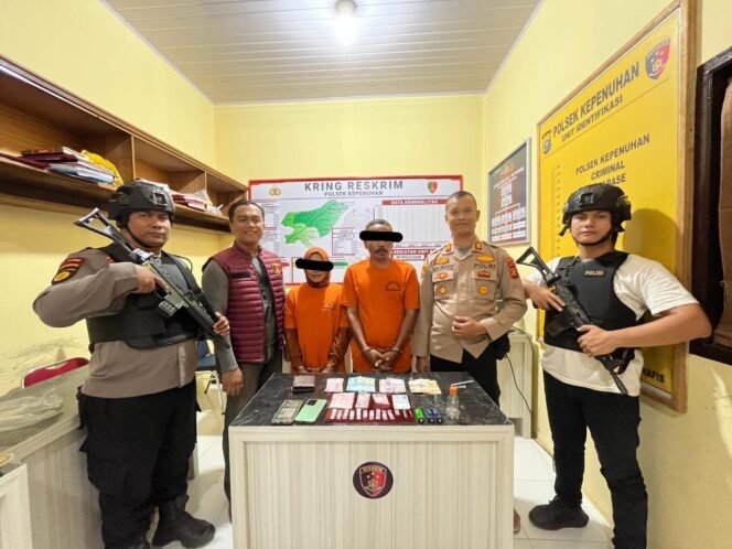 
					Kapolsek AKP Ulik Iwanto dan Team Sparta Polsek Kepenuhan Sergap Pasangan Suami Istri Pengedar Narkotika 