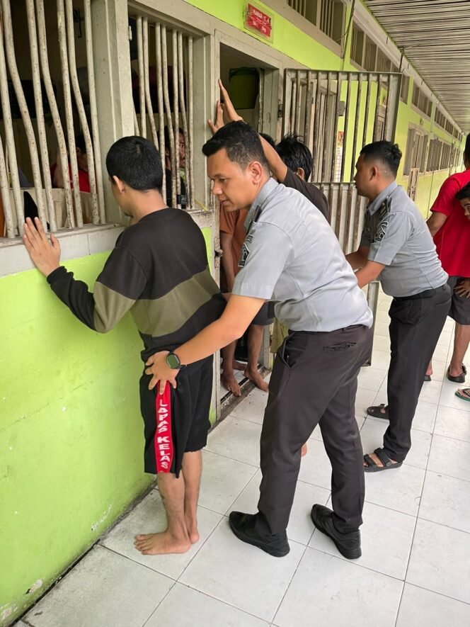 
					Berantas Peredaran Narkoba dan Modus Penipuan, Lapas Pekanbaru Terus Intensifkan Razia Kamar Hunian Warga Binaan.