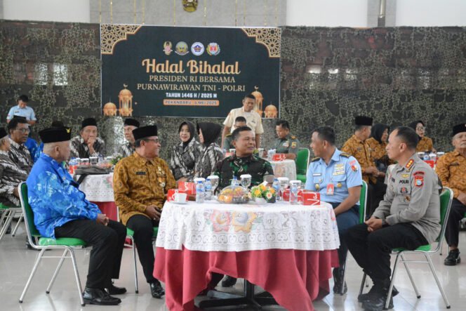 
					Danrem 031/Wira Bima Bersama Purnawirawan TNI-Polri Laksanakan Vicon Halal Bihalal Bersama Presiden RI.