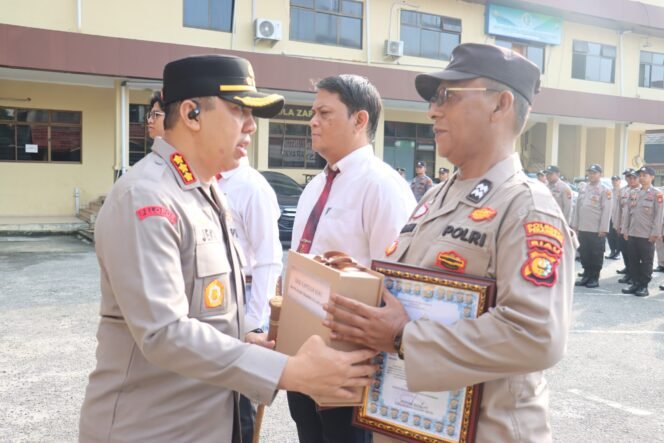 
					Kapolresta Pekanbaru Berikan Penghargaan kepada Personel Berprestasi
