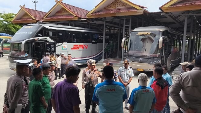 
					Ditlantas Polda Riau Gelar Ramp Check Bus AKAP di Terminal Payung Sekaki Pekanbaru