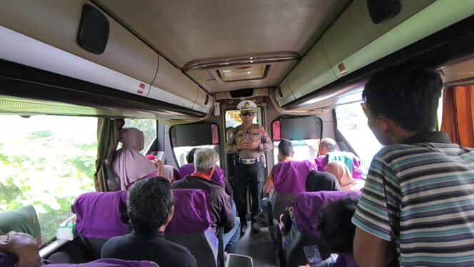 
					Kasubdit Gakkum Polda Riau Pimpin Operasi Penumbar: Fokus Penegakan Hukum, Keselamatan Pengemudi, dan Pemeriksaan Kondisi Kendaraan.