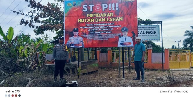 
					Polsek Rambah Hilir Pasang Baliho Larangan Tentang Pembakaran Hutan dan Lahan