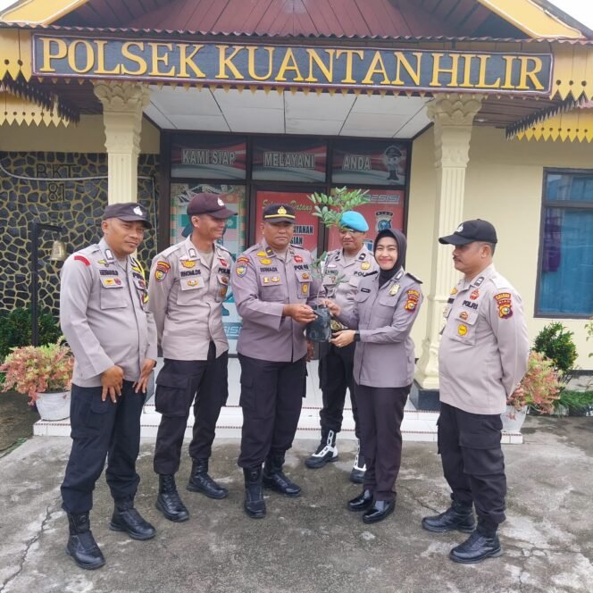 
					Rayakan Ulang Tahun Personel, Polsek Kuantan Hilir Tanam Semangat Hijau Lewat Bibit Pohon.