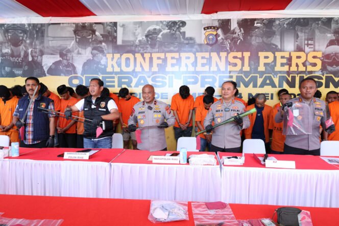 
					Polda Riau Konferensi Pers Pengungkapan Kasus Premanisme/ Kejahatan Jalanan Hasil Operasi Pekat Lancang Kuning 2025
